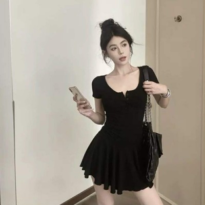 U领收腰连身短裙+包臀打底裤套装